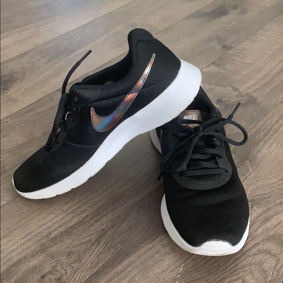 nike tanjun hologram